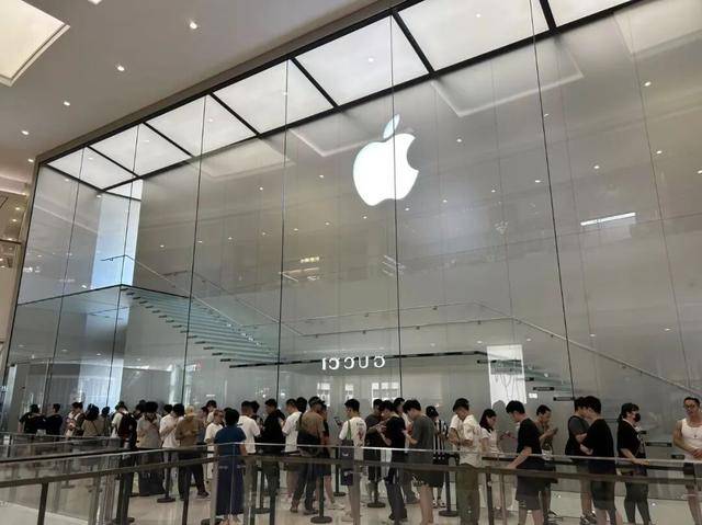 iPhone17系列新机正式发售！全国多门店无现货“黄牛”现